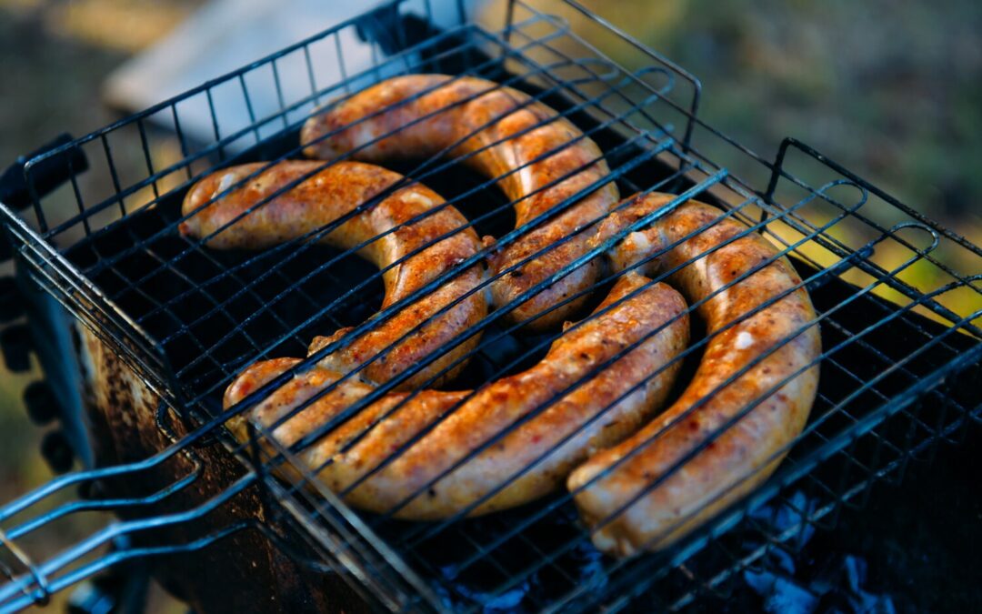 Grill w polskim stylu – co podać obok kiełbasy, boczku i schabu?
